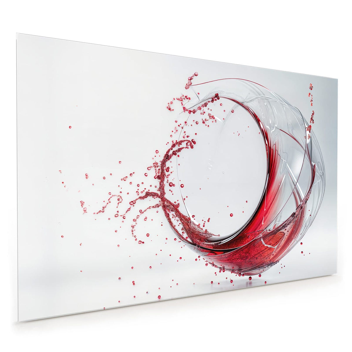 Küchenrückwand aus Glas im Hochformat mit Motiv Wirbelnder Rotwein: Ein sich drehendes Weinglas, aus dem Rotwein im Bogen herausschwingt, vor Weiß
