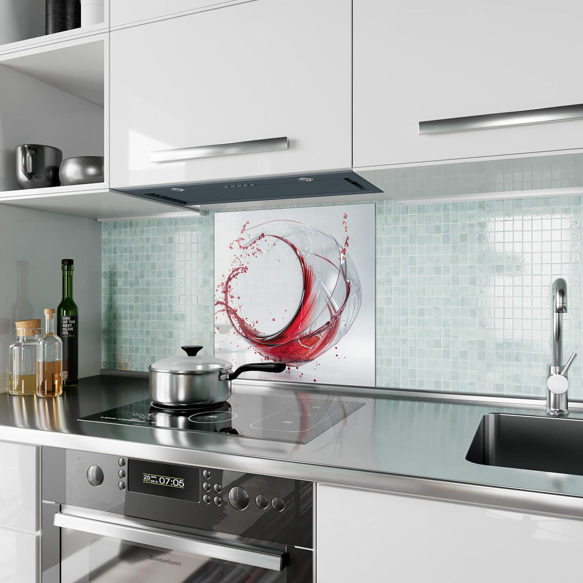 Küchenrückwand aus Glas Wirbelnder Rotwein im quadratischen Format als Spritzschutz hinter dem Kochfeld, über dem Fliesenspiegel montiert
