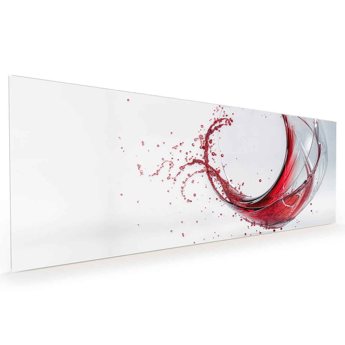 Küchenrückwand aus Glas im Hochformat mit Motiv Wirbelnder Rotwein: Ein sich drehendes Weinglas, aus dem Rotwein im Bogen herausschwingt, vor Weiß