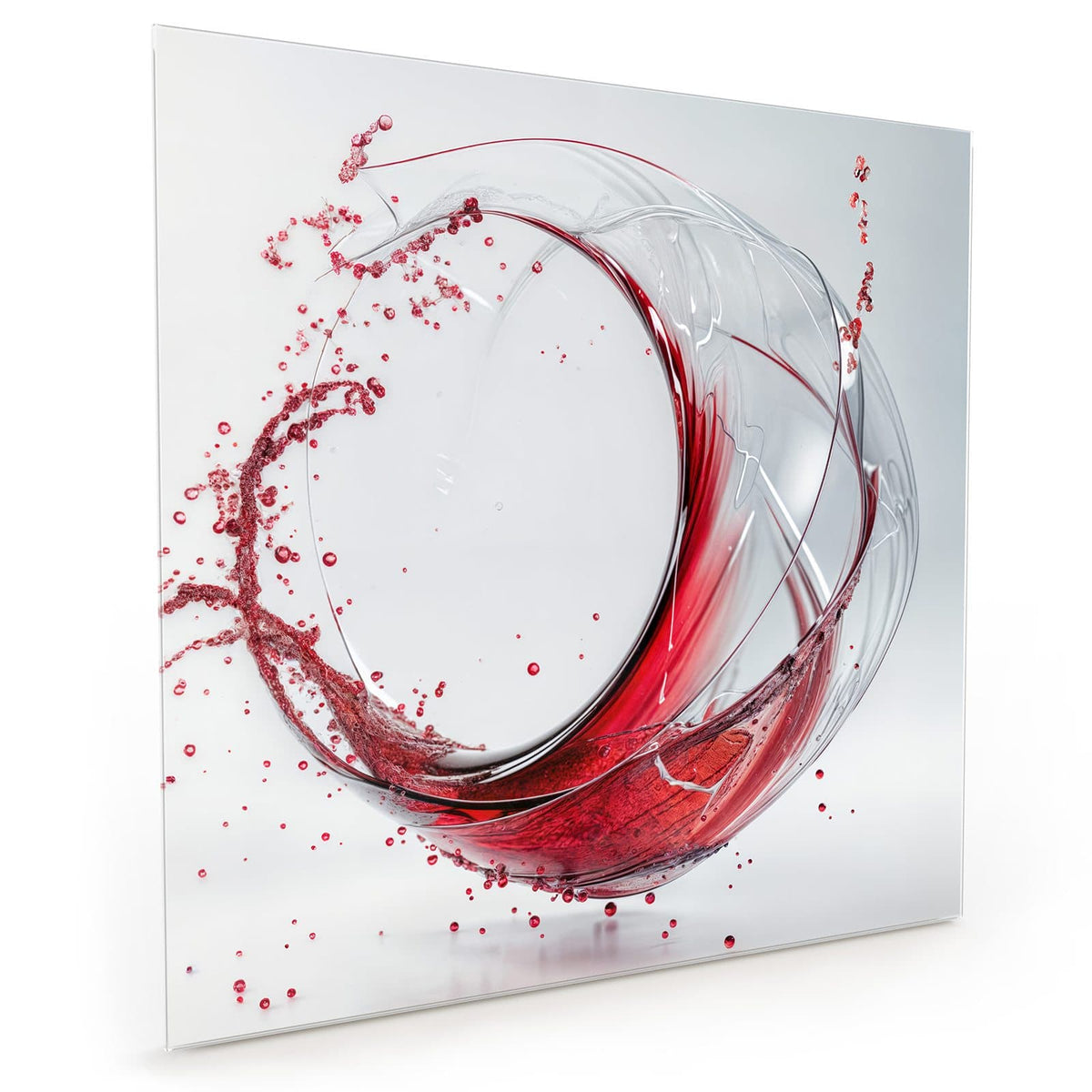Küchenrückwand aus Glas im quadratischen Format mit Motiv Wirbelnder Rotwein: Ein sich drehendes Weinglas, aus dem Rotwein im Bogen herausschwingt, vor Weiß #grösse_40 x 40 cm #grösse_50 x 50 cm #grösse_60 x 60 cm