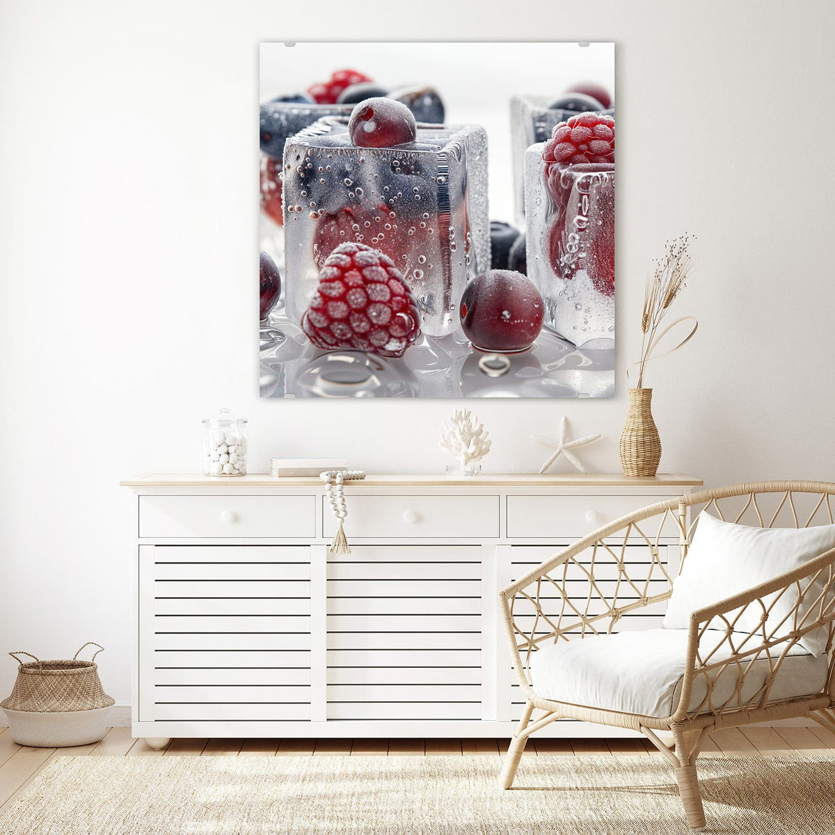 Glasbild Gefrorene Beeren an der Wand – Himbeeren, Kirschen und Blaubeeren in klaren Eiswürfeln vor Weiß