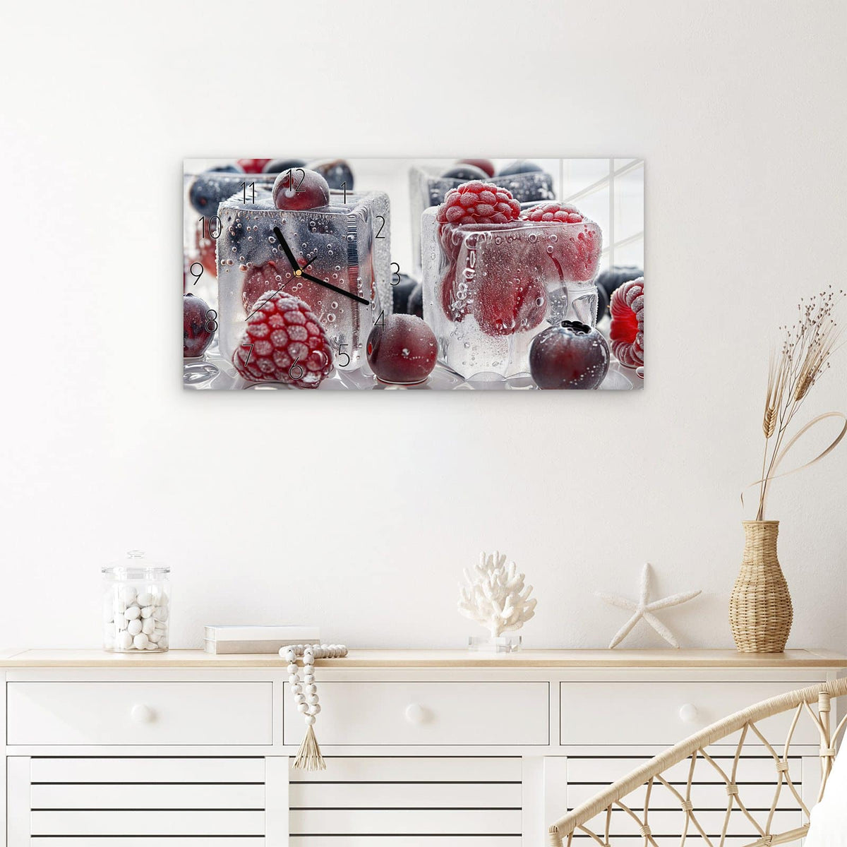 Wanduhr Gefrorene Beeren aus Glas – Querformat 60 × 30 cm – Beeren in klaren Eiswürfeln