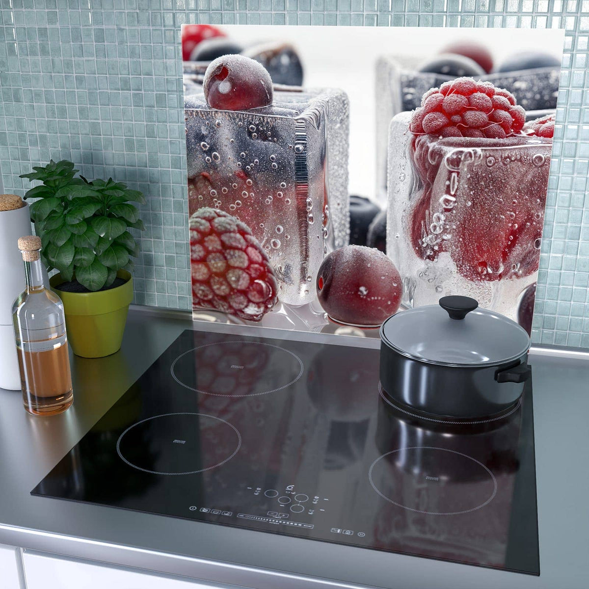 1-teilige Herdabdeckplatte aus Glas mit Gefrorene Beeren-Motiv als Spritzschutz hinter dem Kochfeld