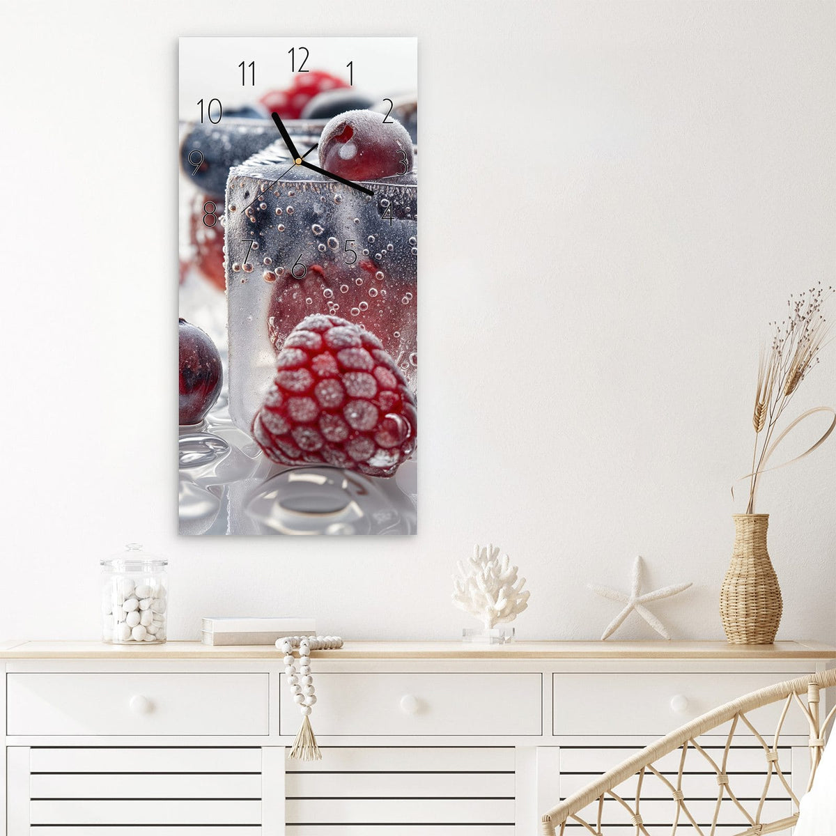 Wanduhr Gefrorene Beeren aus Glas – Beeren in klaren Eiswürfeln