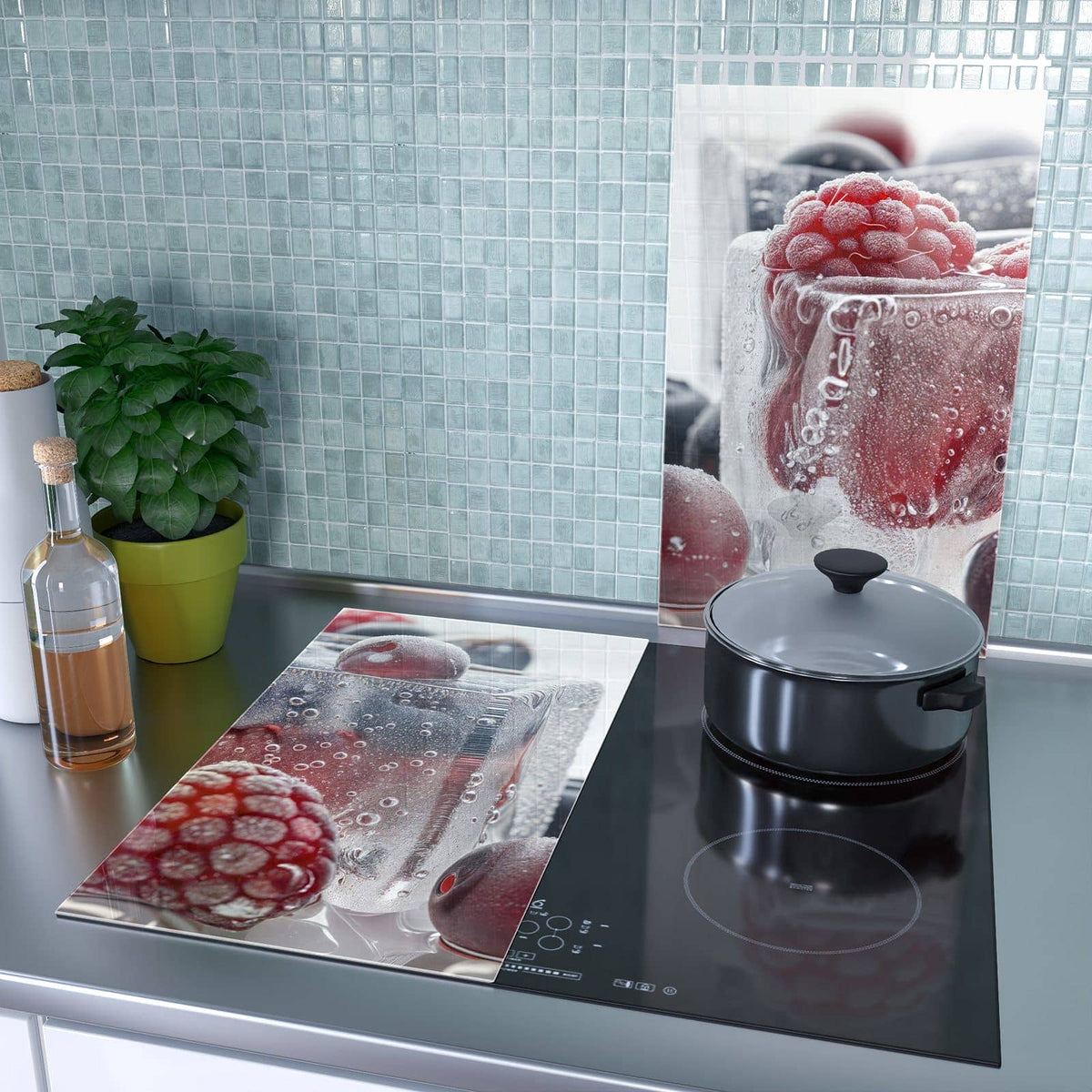 2-teilige Herdabdeckplatten mit Gefrorene Beeren-Motiv als Spritzschutz hinter dem Kochfeld