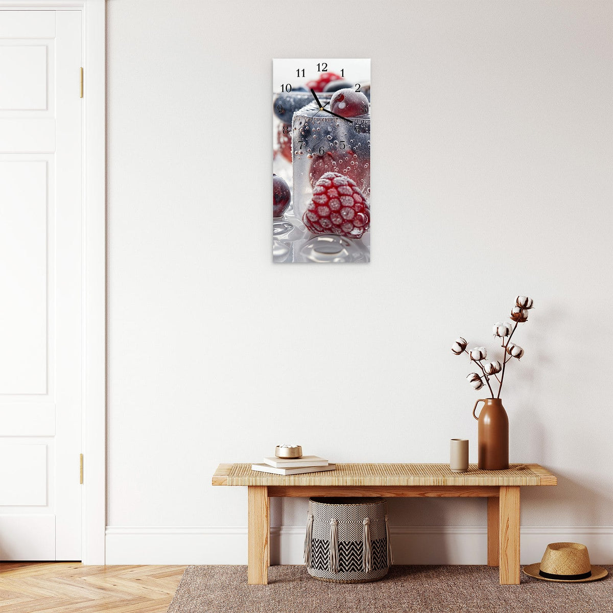 Moderne Wanduhr aus Glas mit Farbtiefe – Wanduhr Gefrorene Beeren aus Glas – Hochformat 30 × 60 cm