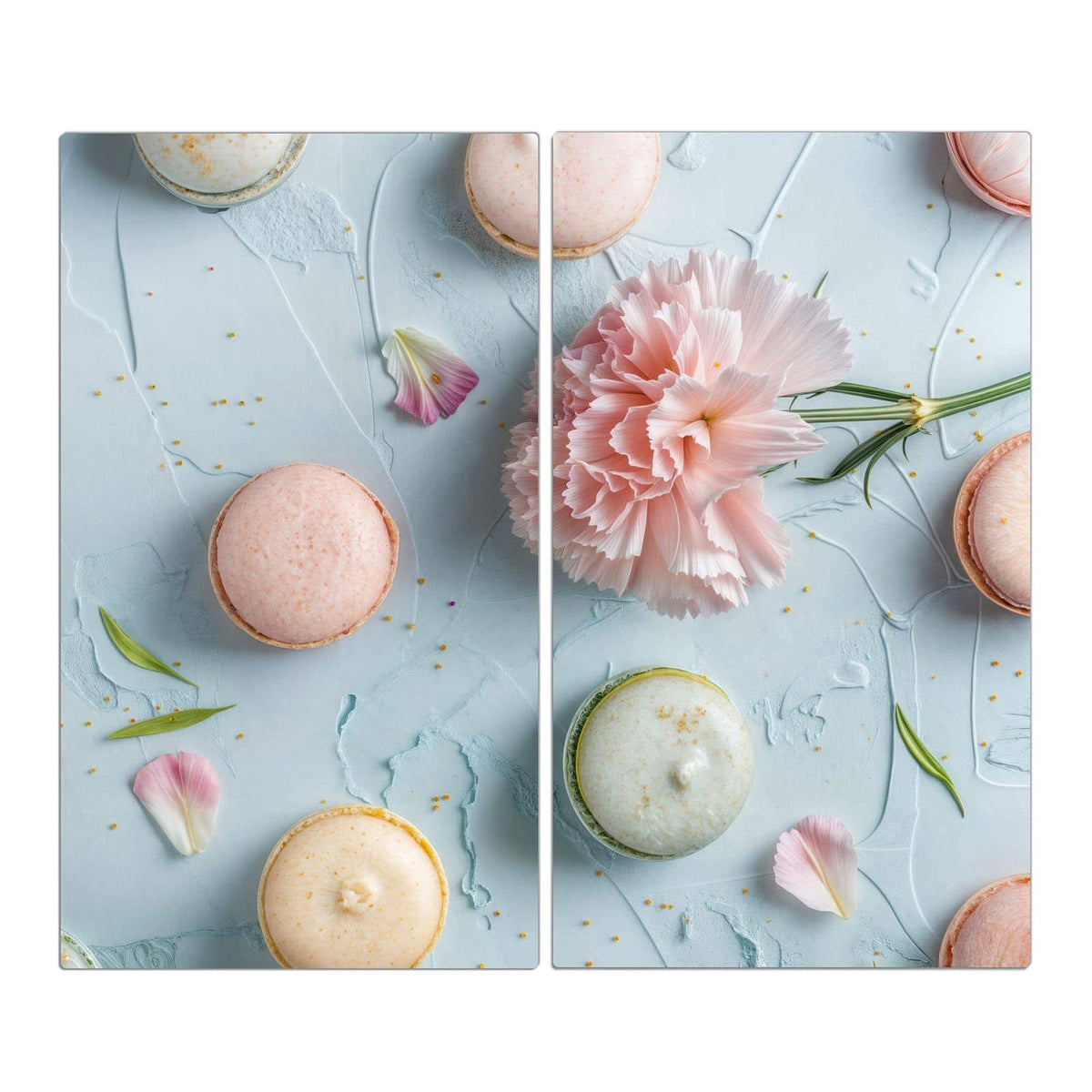 Pastellfarbene Macarons auf hellblauem Grund, in der Mitte eine rosa Nelke mit einzelnen Blütenblättern.