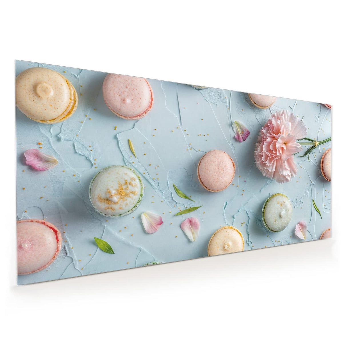 Küchenrückwand aus Glas im Hochformat: Pastellfarbene Macarons auf hellblauem Grund, in der Mitte eine rosa Nelke mit einzelnen Blütenblättern.