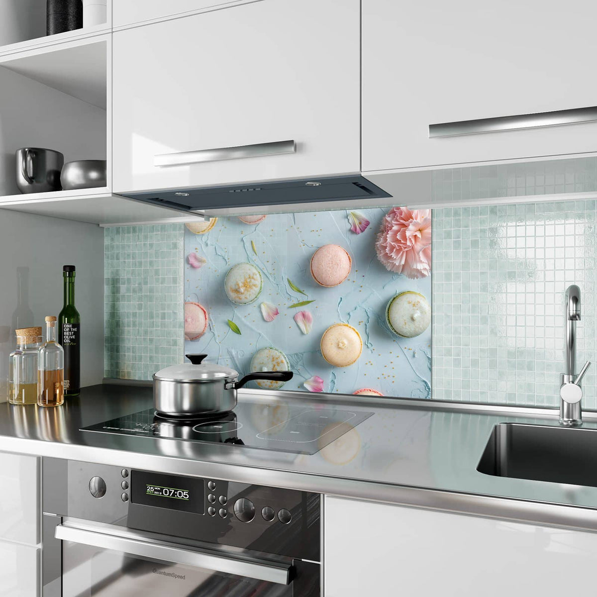 Küchenrückwand aus Glas Macarons mit Nelke im Hochformat als Spritzschutz hinter dem Kochfeld, über dem Fliesenspiegel montiert