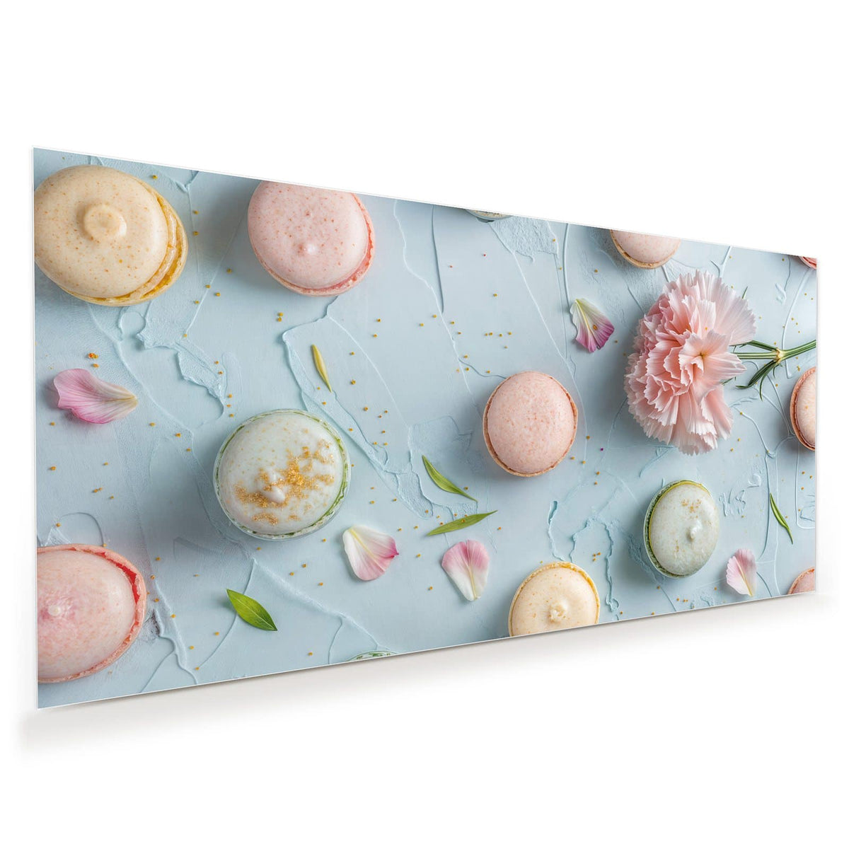 Pastellfarbene Macarons auf hellblauem Grund, in der Mitte eine rosa Nelke mit einzelnen Blütenblättern.
