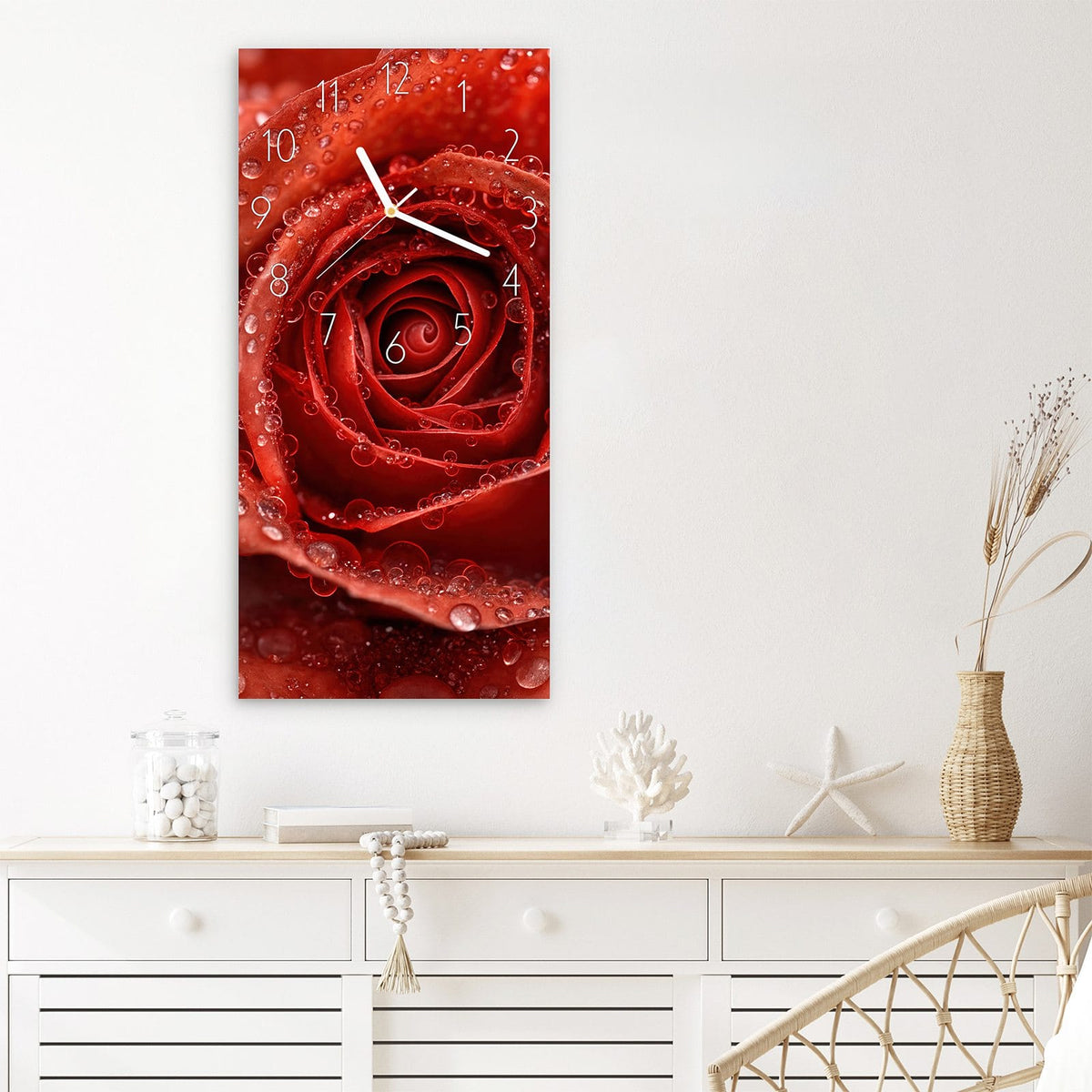 Wanduhr Rote Rose mit Tropfen aus Glas – Hochformat 30 × 60 cm – Rote Rose voller Wassertropfen