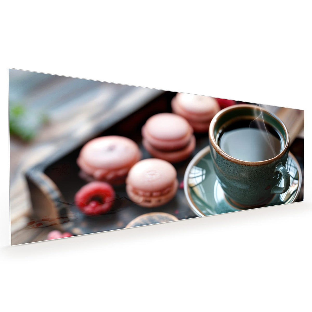 Küchenrückwand aus Glas im Hochformat: Grüne Steinguttasse mit schwarzem Kaffee, rosa Macarons, Himbeeren und Holzherz
