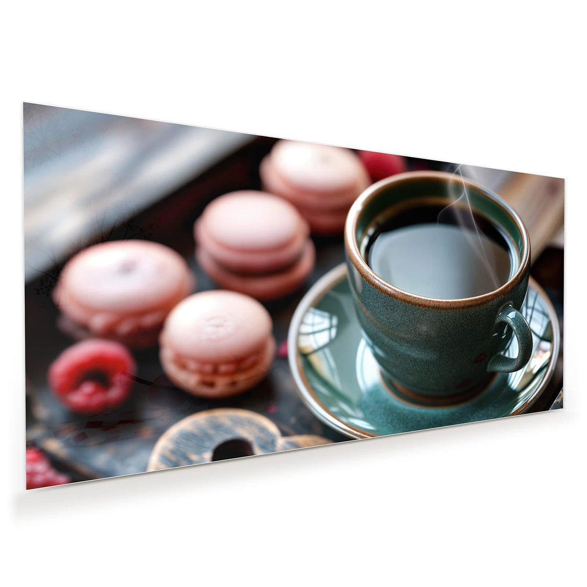 Grüne Steinguttasse mit schwarzem Kaffee, rosa Macarons, Himbeeren und Holzherz