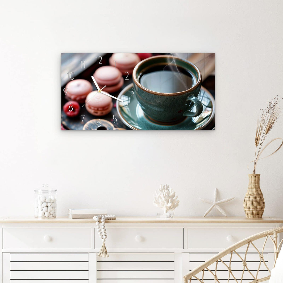 Wanduhr Kaffeepause Macarons aus Glas – Querformat 60 × 30 cm – Dampfender Kaffee mit rosa Macarons