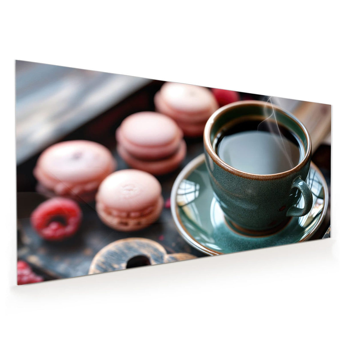 Küchenrückwand aus Glas im Hochformat: Grüne Steinguttasse mit schwarzem Kaffee, rosa Macarons, Himbeeren und Holzherz