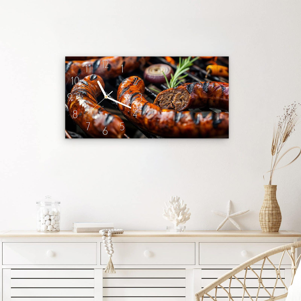 Wanduhr Grillwurst BBQ aus Glas – Querformat 60 × 30 cm – Würstchen mit Grillstreifen über Flammen
