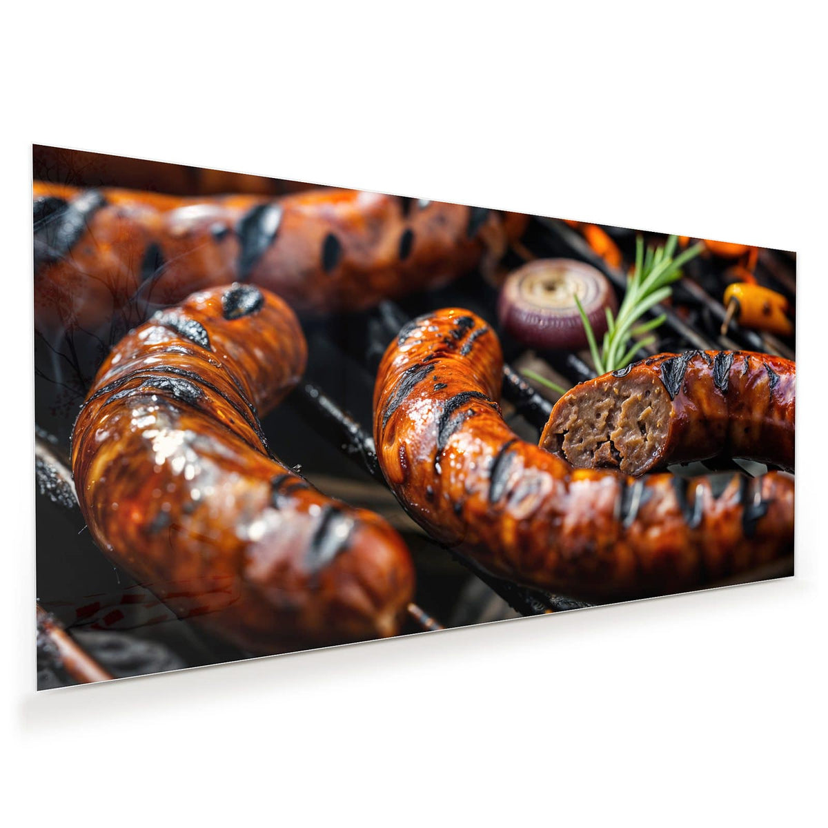 Glänzende Bratwürste mit Grillstreifen auf dem Rost, eine angeschnitten, dazu Rosmarin und eine Zwiebelscheibe.