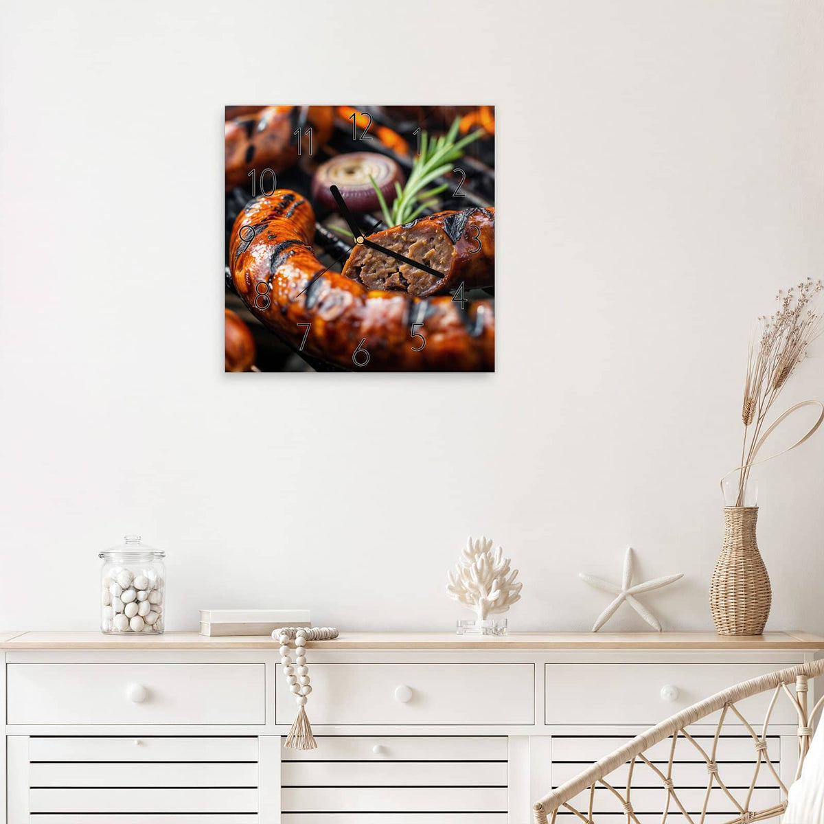 Wanduhr Bratwurst vom Grill aus Glas – Quadratisch 30 × 30 cm – Bratwürste mit Grillstreifen auf dem Rost