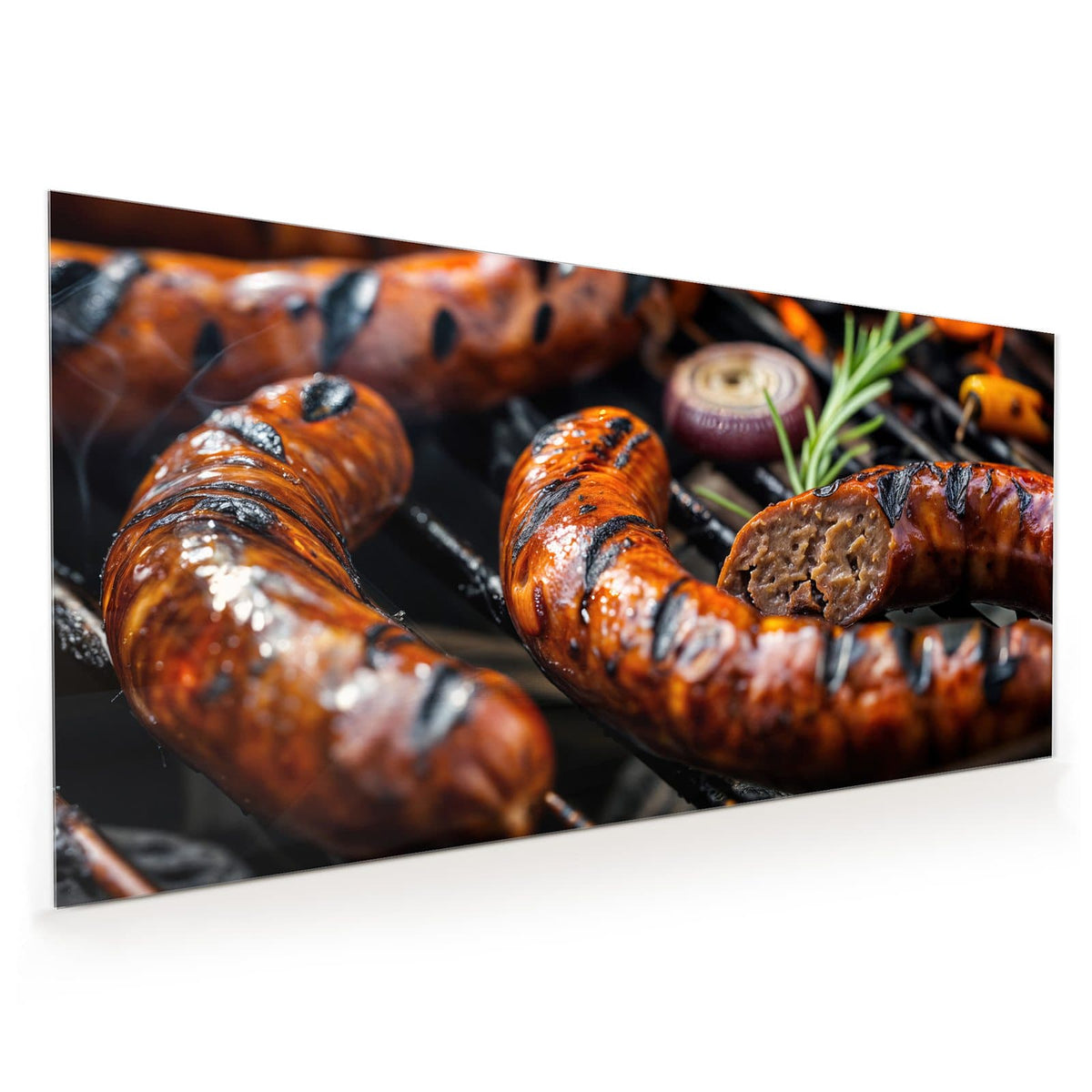 Küchenrückwand aus Glas im Hochformat: Glänzende Bratwürste mit Grillstreifen auf dem Rost, eine angeschnitten, dazu Rosmarin und eine Zwiebelscheibe.