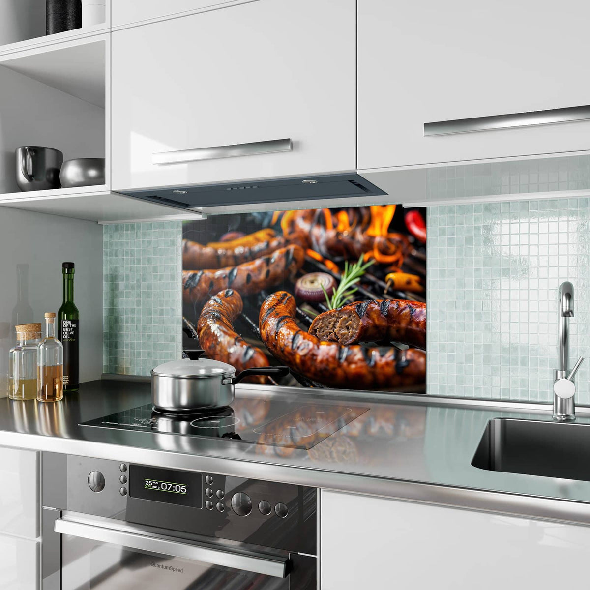Küchenrückwand aus Glas Bratwurst vom Grill im Hochformat als Spritzschutz hinter dem Kochfeld, über dem Fliesenspiegel montiert