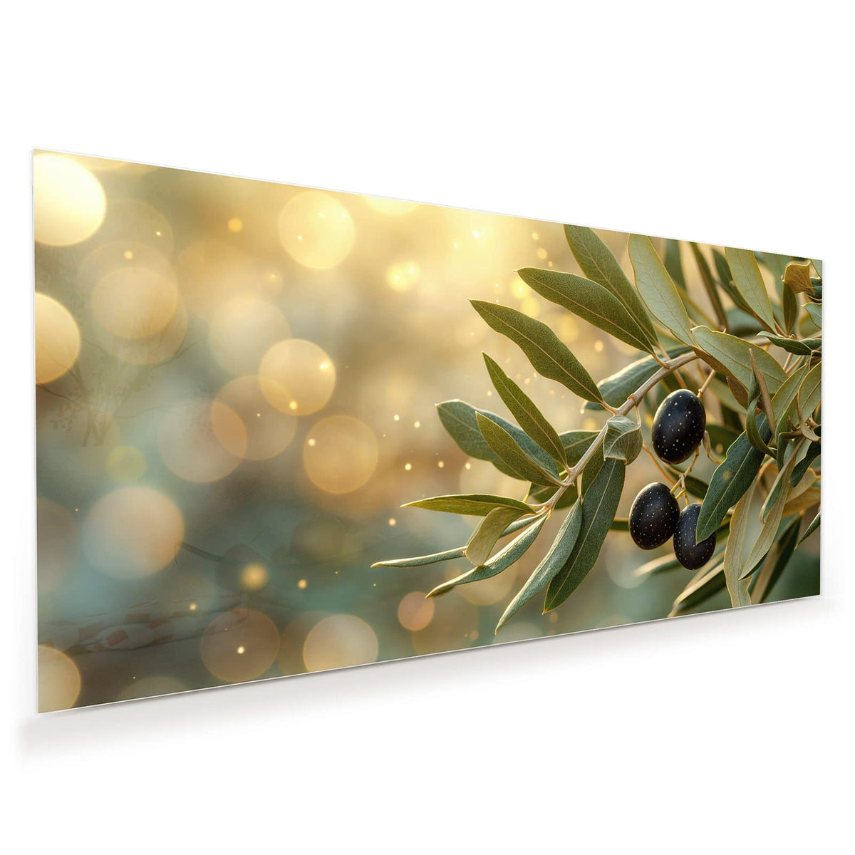 Olivenzweig mit schwarzen Oliven und schmalen Blättern vor goldenem Bokeh