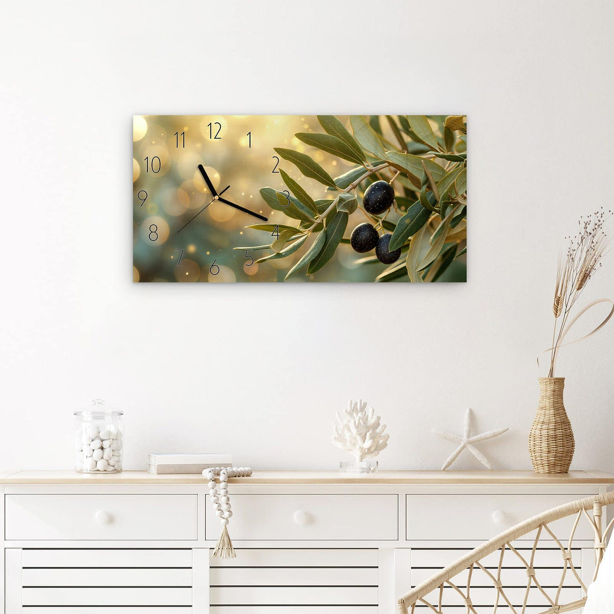 Wanduhr Olivenzweig aus Glas – Querformat 60 × 30 cm – Olivenzweig vor goldenem Bokeh