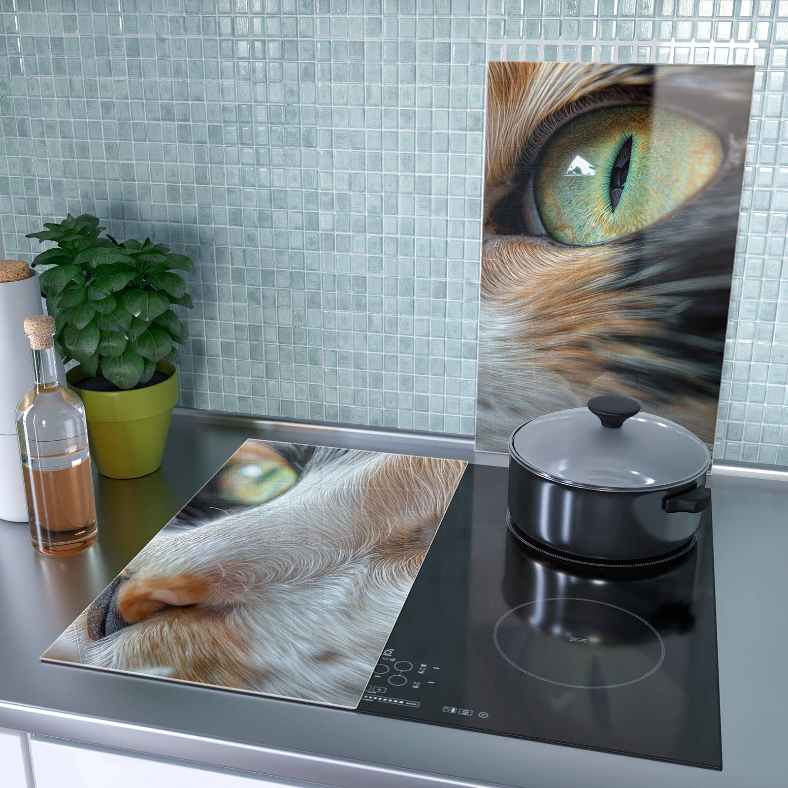 2-teilige Herdabdeckplatte für Ceranfeld mit Grünäugige Katze-Motiv als Spritzschutz hinter dem Kochfeld