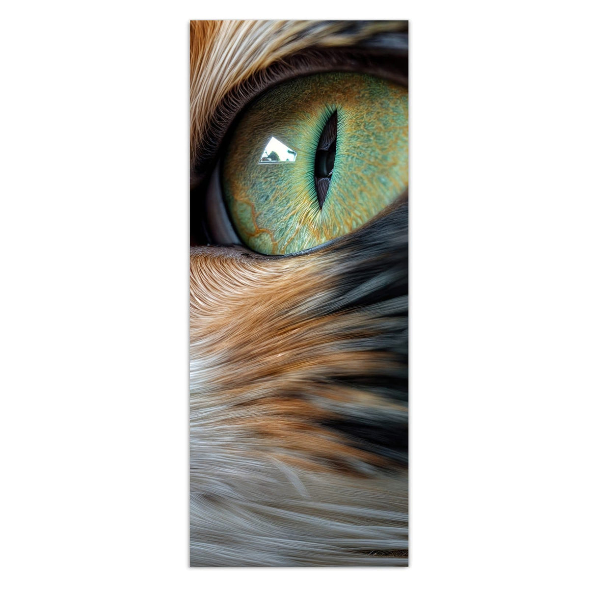 Nahaufnahme eines weiß-roten Katzenkopfs mit leuchtend grünen Augen