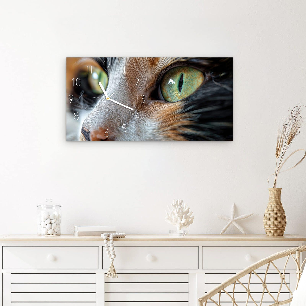 Wanduhr Grünäugige Katze aus Glas – Querformat 60 × 30 cm – Leuchtend grüne Katzenaugen ganz nah