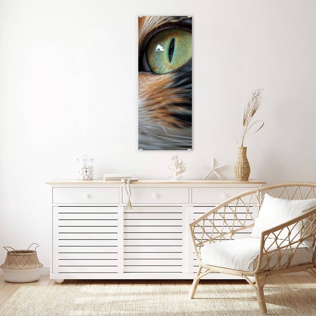 Glasbild Grünäugige Katze an der Wand – Nahaufnahme eines weiß-roten Katzenkopfs mit leuchtend grünen Augen