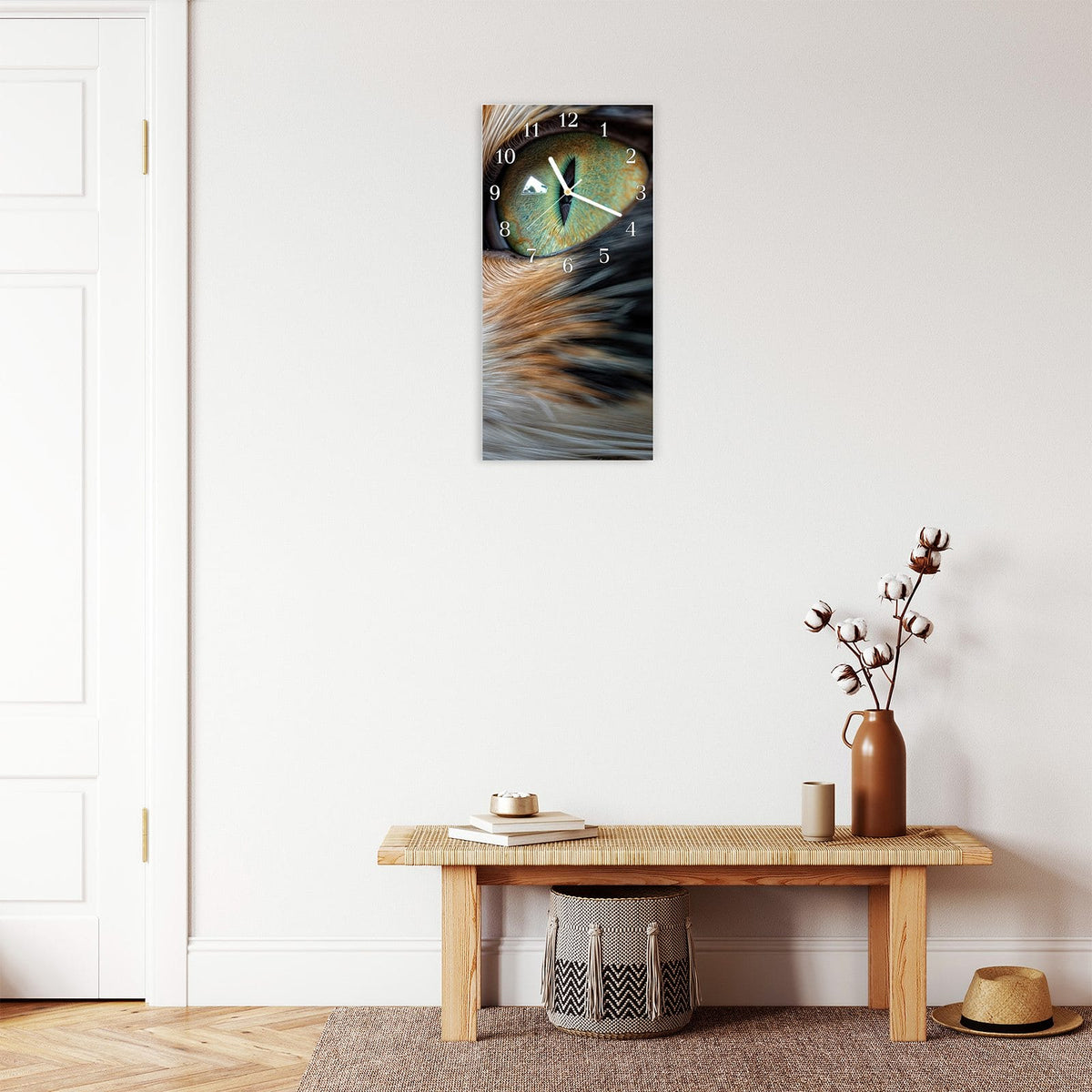 Moderne Wanduhr aus Glas mit Farbtiefe – Wanduhr Grünäugige Katze aus Glas – Hochformat 30 × 60 cm