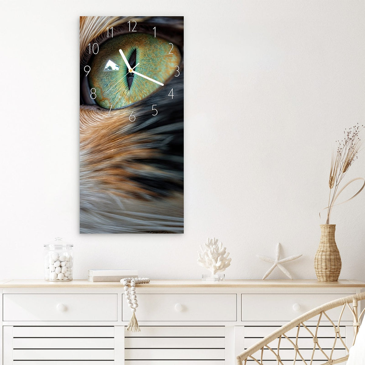 Wanduhr Grünäugige Katze aus Glas – Leuchtend grüne Katzenaugen ganz nah