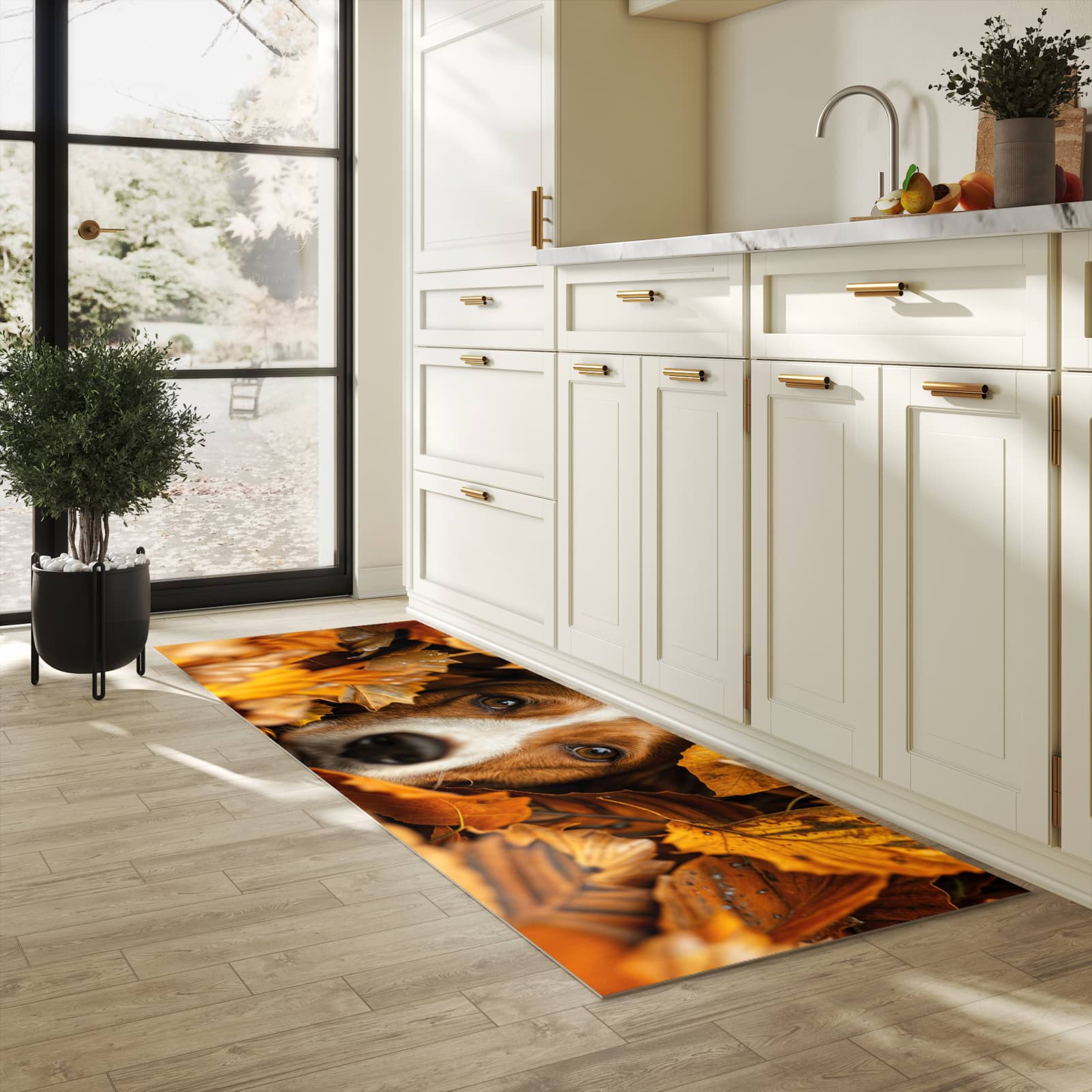Komfortabler Küchenläufer mit Motiv Hund im Herbstlaub in heller Küche