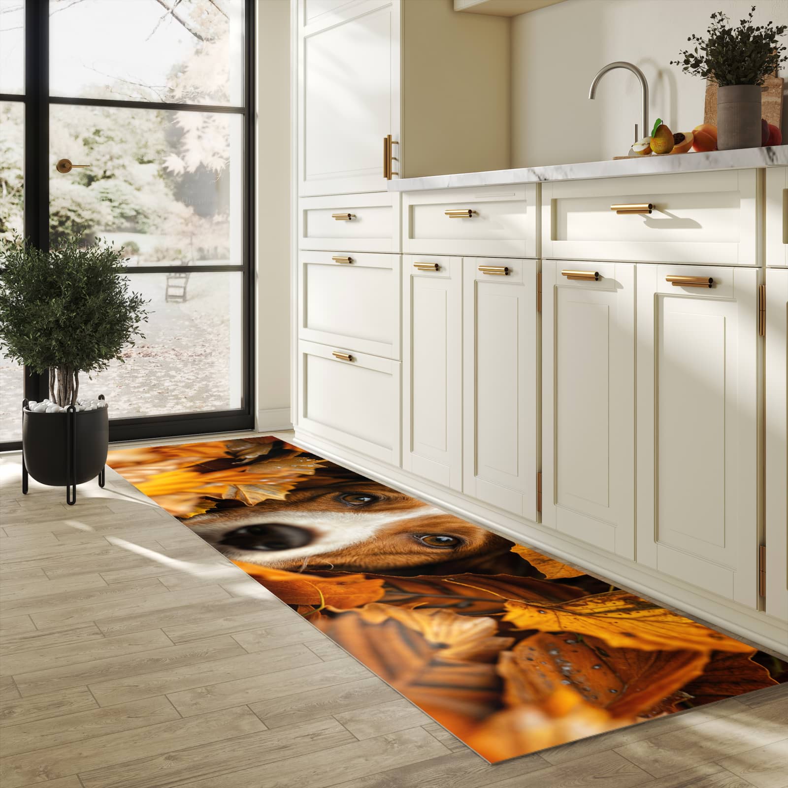 Fleckenresistenter Küchenläufer mit Motiv Hund im Herbstlaub in heller Küche