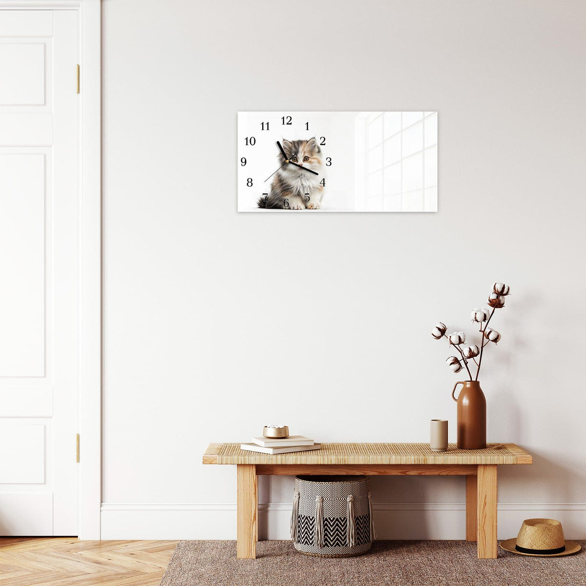 Moderne Wanduhr aus Glas mit Farbtiefe – Wanduhr Flauschige Katze aus Glas – Querformat 60 × 30 cm