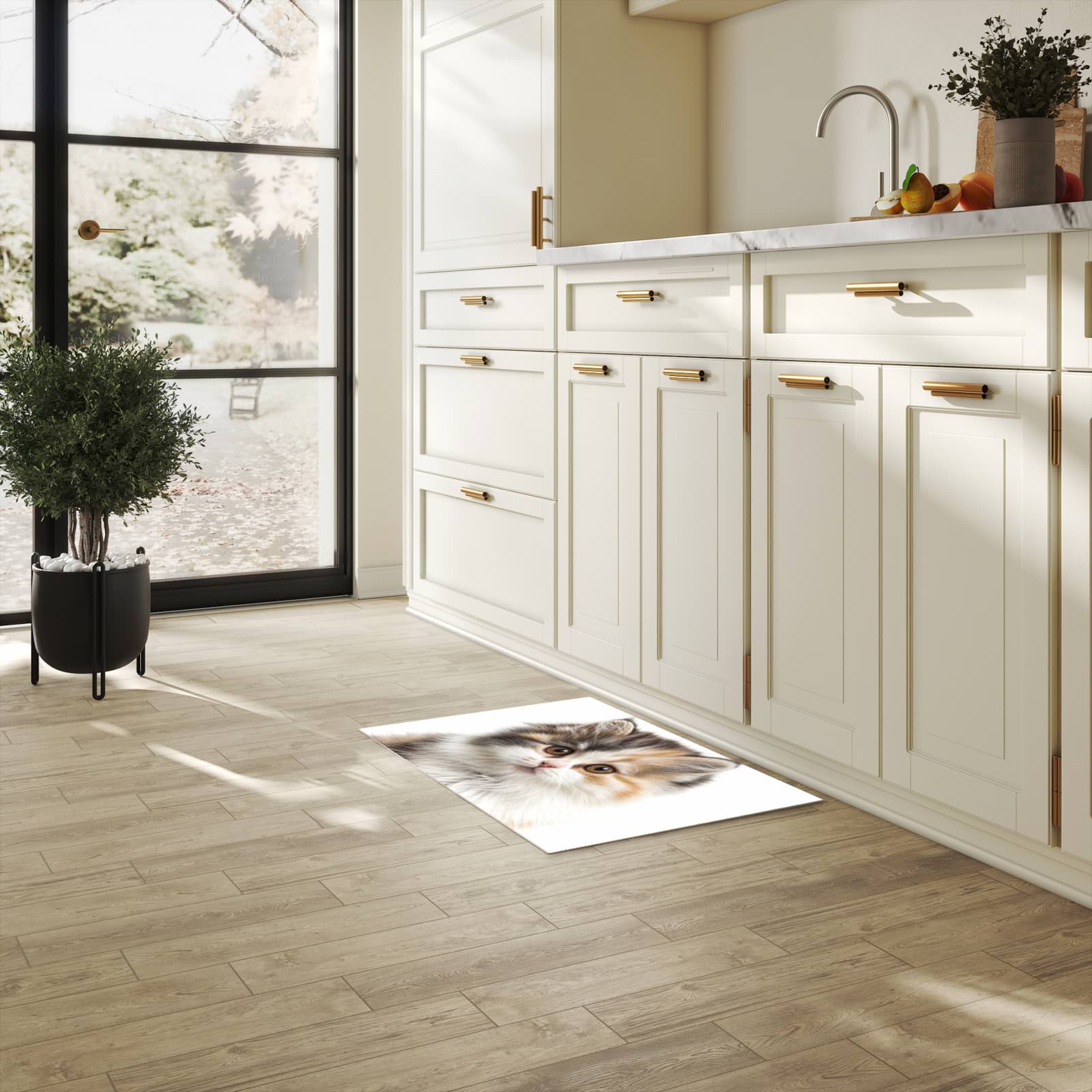 Strapazierfähiger Teppich für Esstisch mit Motiv Flauschige Katze in heller Küche