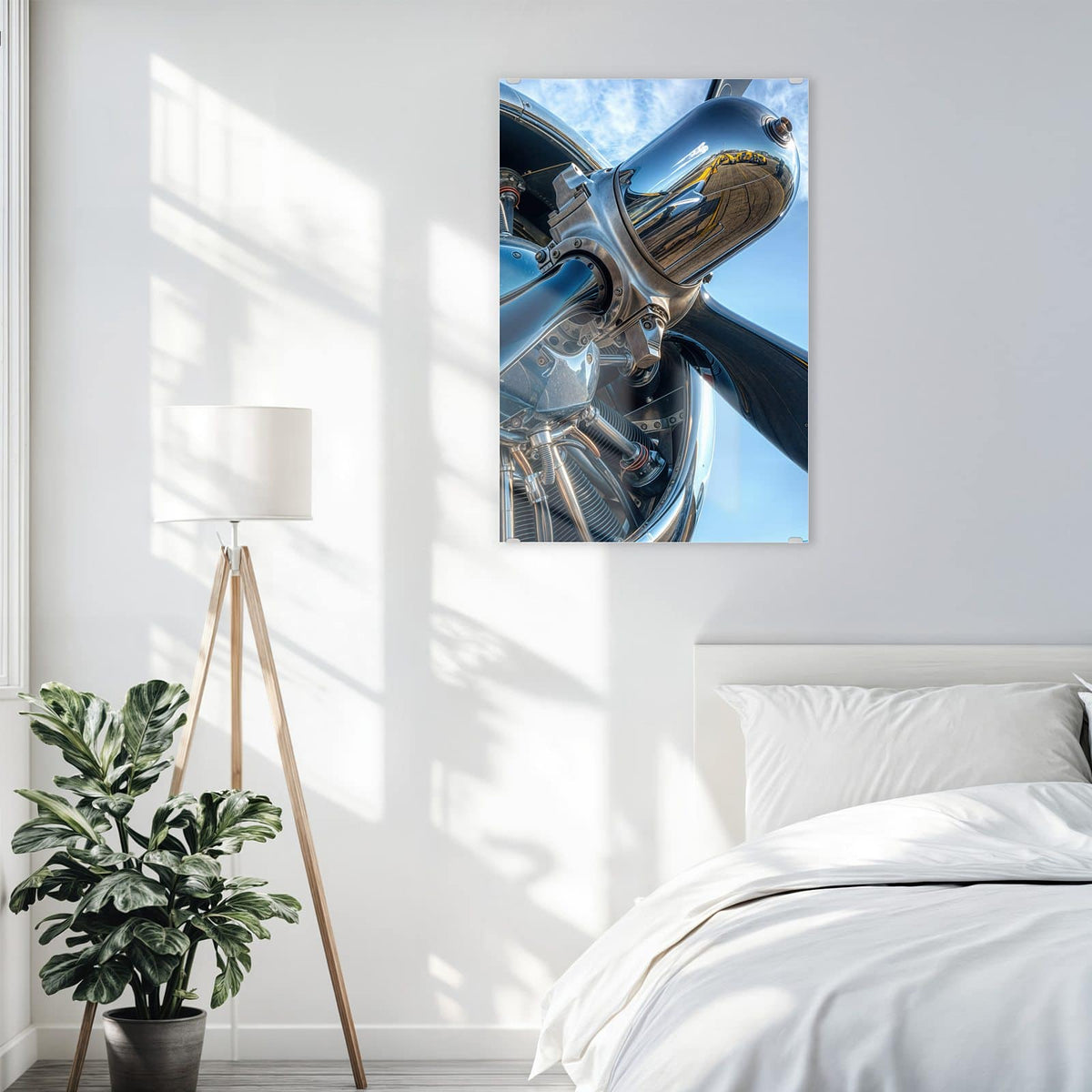 Glasbild Propeller aus Chrom an der Wand – Verchromter Sternmotor mit Propellerblättern vor blauem Himmel, starke Spiegelungen
