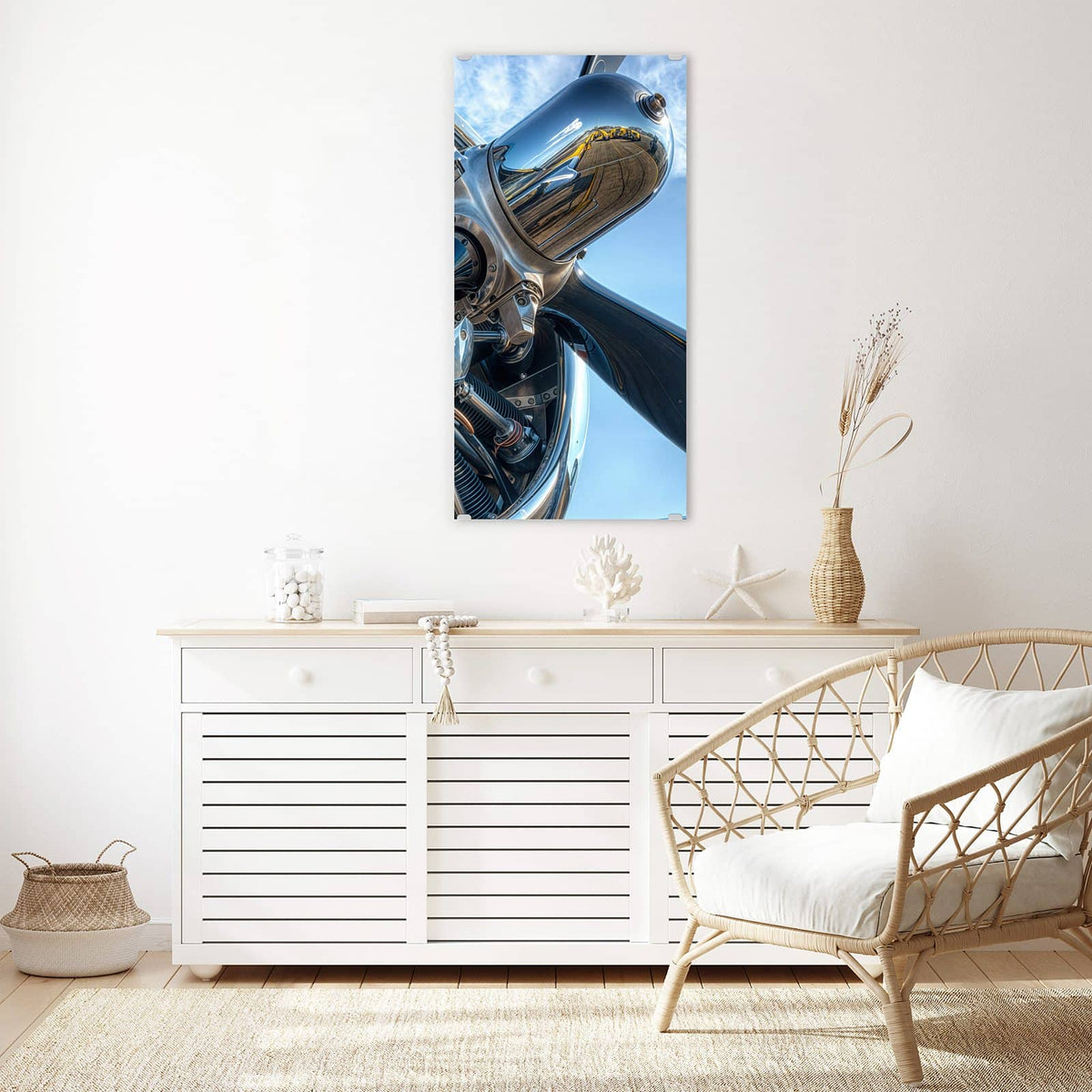 Glasbild Propeller aus Chrom an der Wand – Verchromter Sternmotor mit Propellerblättern vor blauem Himmel, starke Spiegelungen
