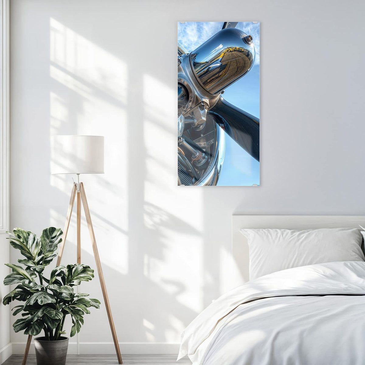 Glasbild Propeller aus Chrom an der Wand – Verchromter Sternmotor mit Propellerblättern vor blauem Himmel, starke Spiegelungen
