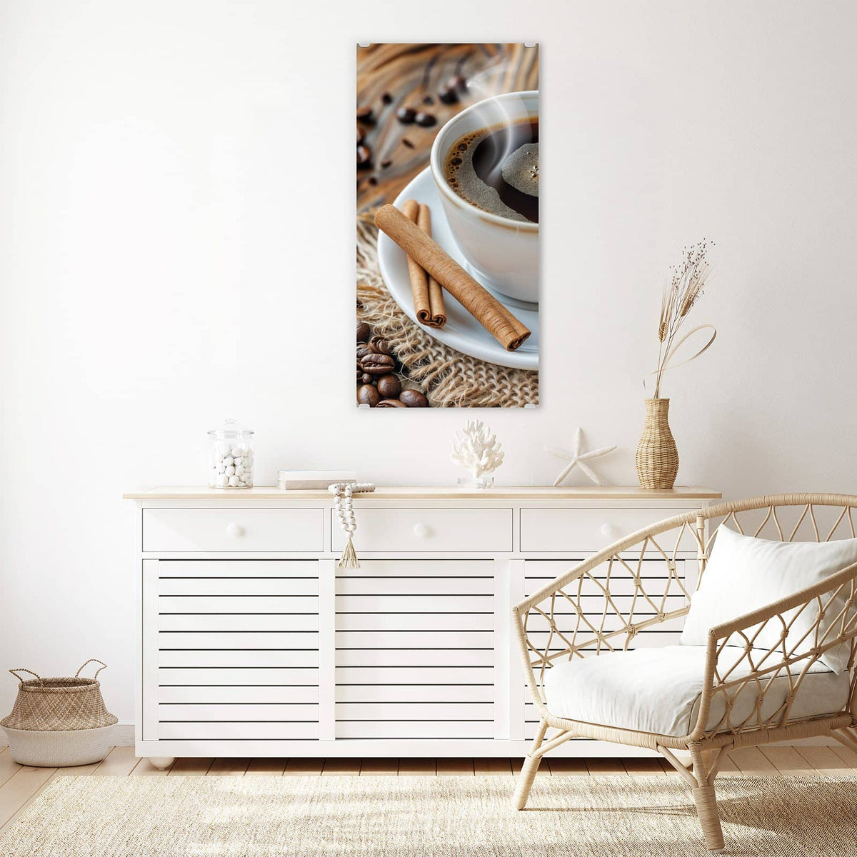 Glasbild Kaffee mit Zimtstangen an der Wand – Weiße Tasse schwarzer Kaffee mit Schaum, zwei Zimtstangen auf der Untertasse, Jutestoff