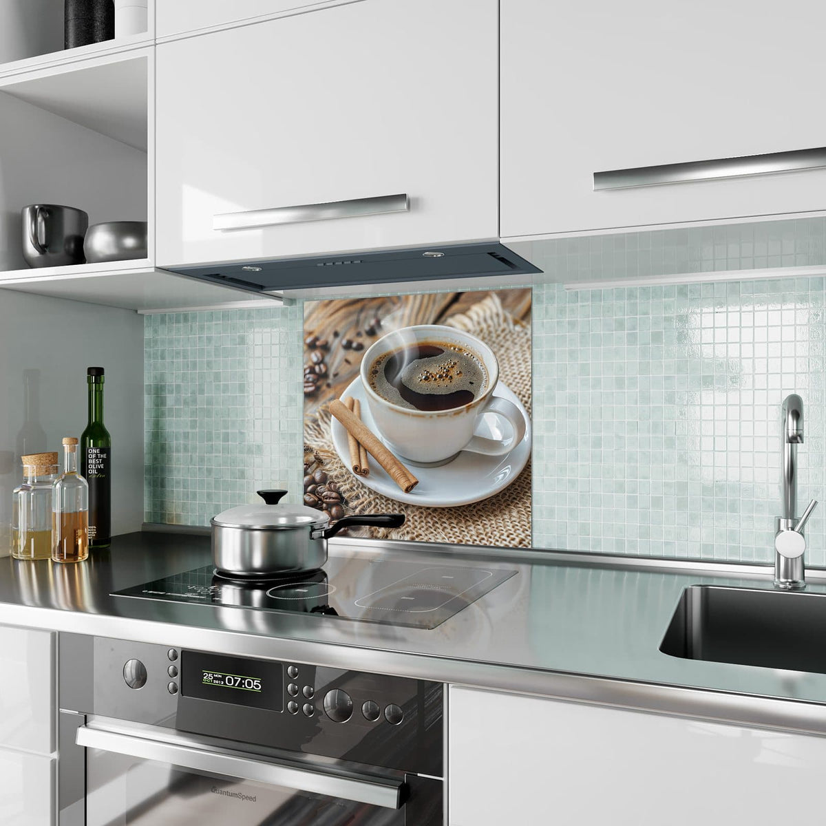Küchenrückwand Kaffee mit Zimtstangen aus Glas – Weiße Tasse Kaffee mit Zimtstangen
