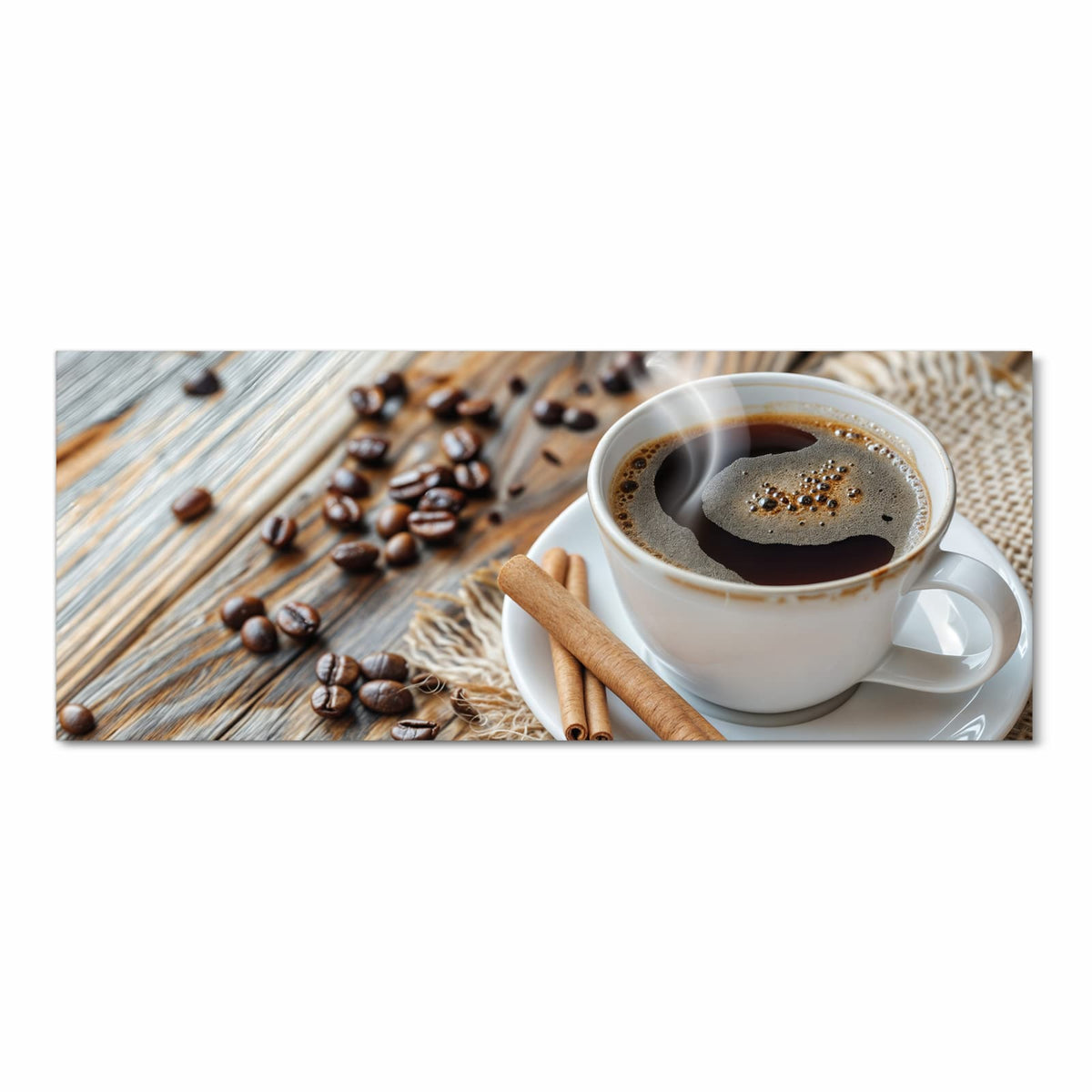 Weiße Tasse schwarzer Kaffee mit Schaum, zwei Zimtstangen auf der Untertasse, Jutestoff