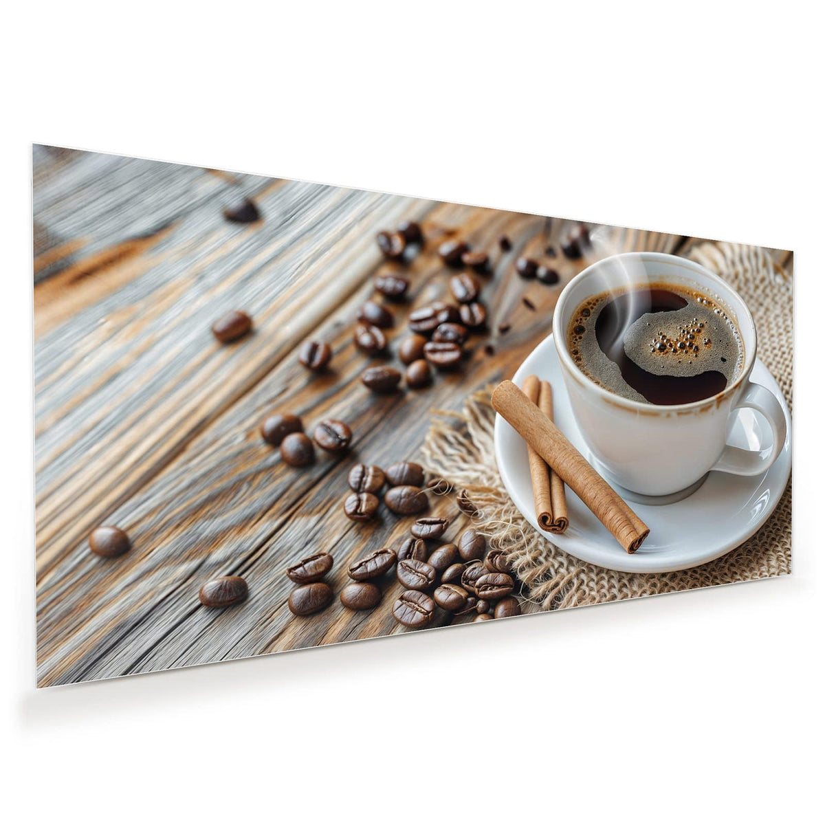 Weiße Tasse schwarzer Kaffee mit Schaum, zwei Zimtstangen auf der Untertasse, Jutestoff