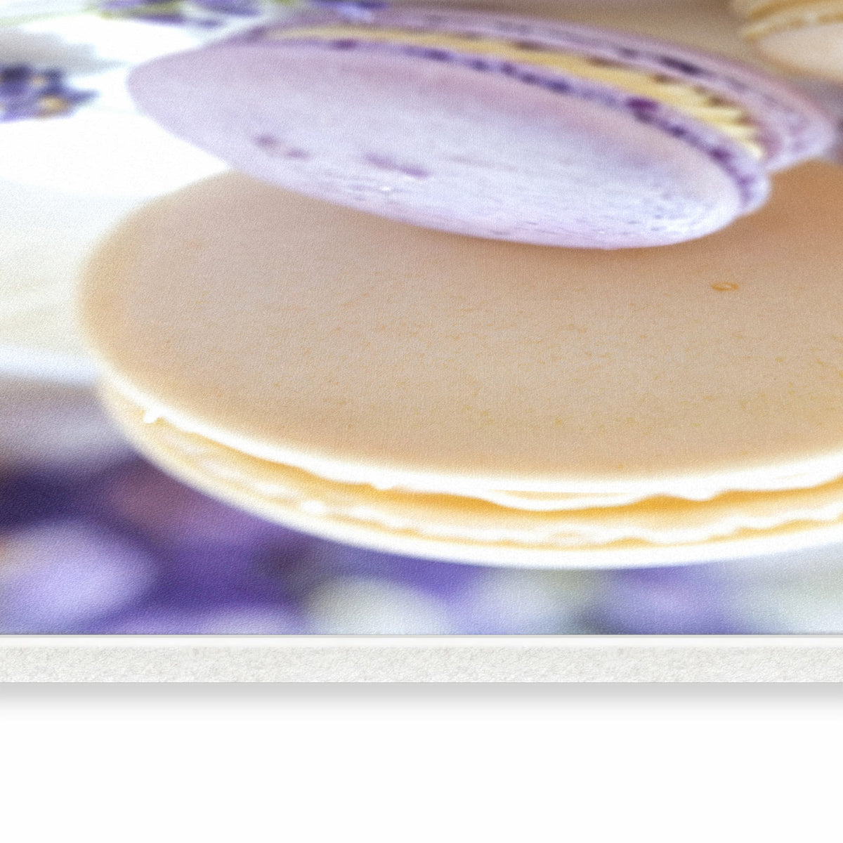 Wasserabweisender Küchenläufer mit Motiv Lavendel Macarons in seitlicher Ansicht