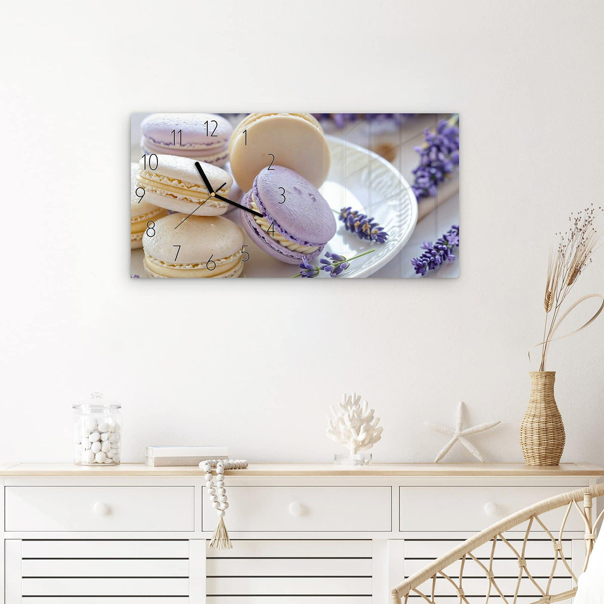 Wanduhr Lavendel Macarons aus Glas – Querformat 60 × 30 cm – Lila Macarons vor Lavendelblüten