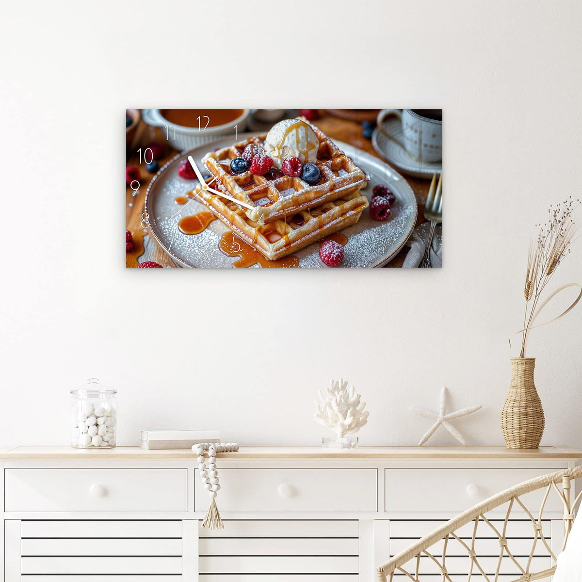 Wanduhr Belgische Waffeln aus Glas – Querformat 60 × 30 cm – Gestapelte Waffeln mit Eis und Beeren