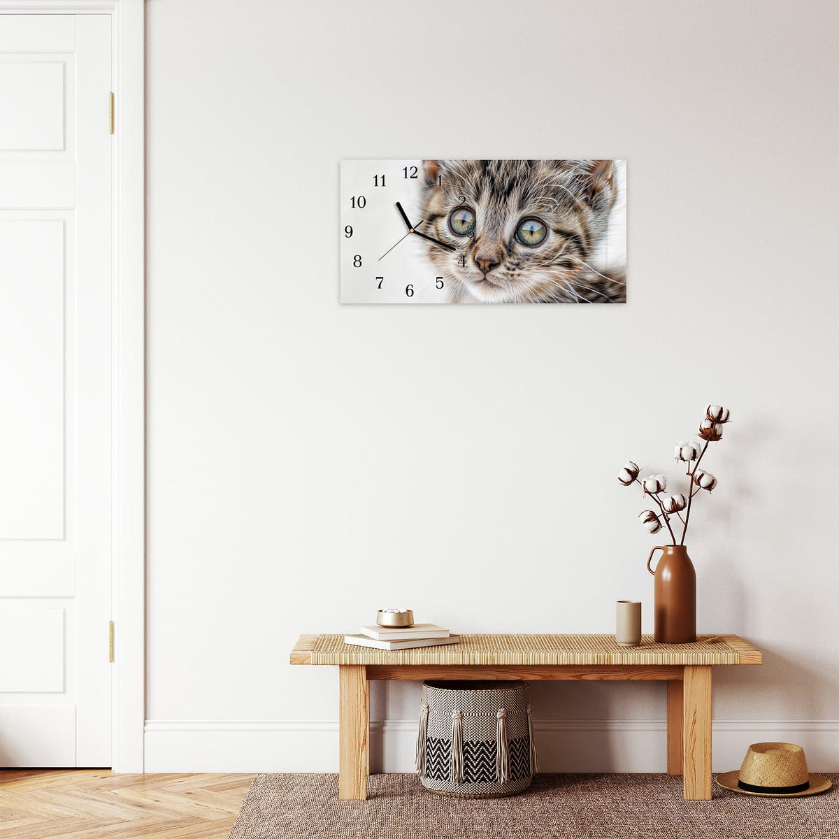 Moderne Wanduhr aus Glas mit Farbtiefe – Wanduhr Neugieriges Katzenjunges aus Glas – Querformat 60 × 30 cm