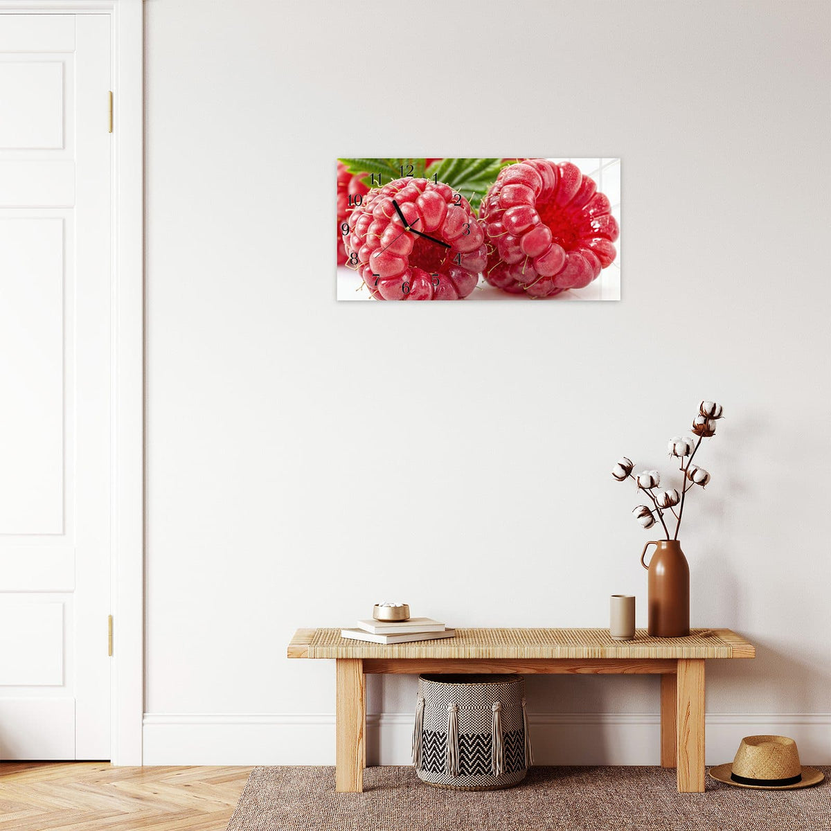 Moderne Wanduhr aus Glas mit Farbtiefe – Wanduhr Saftige Himbeeren Nah aus Glas – Querformat 60 × 30 cm