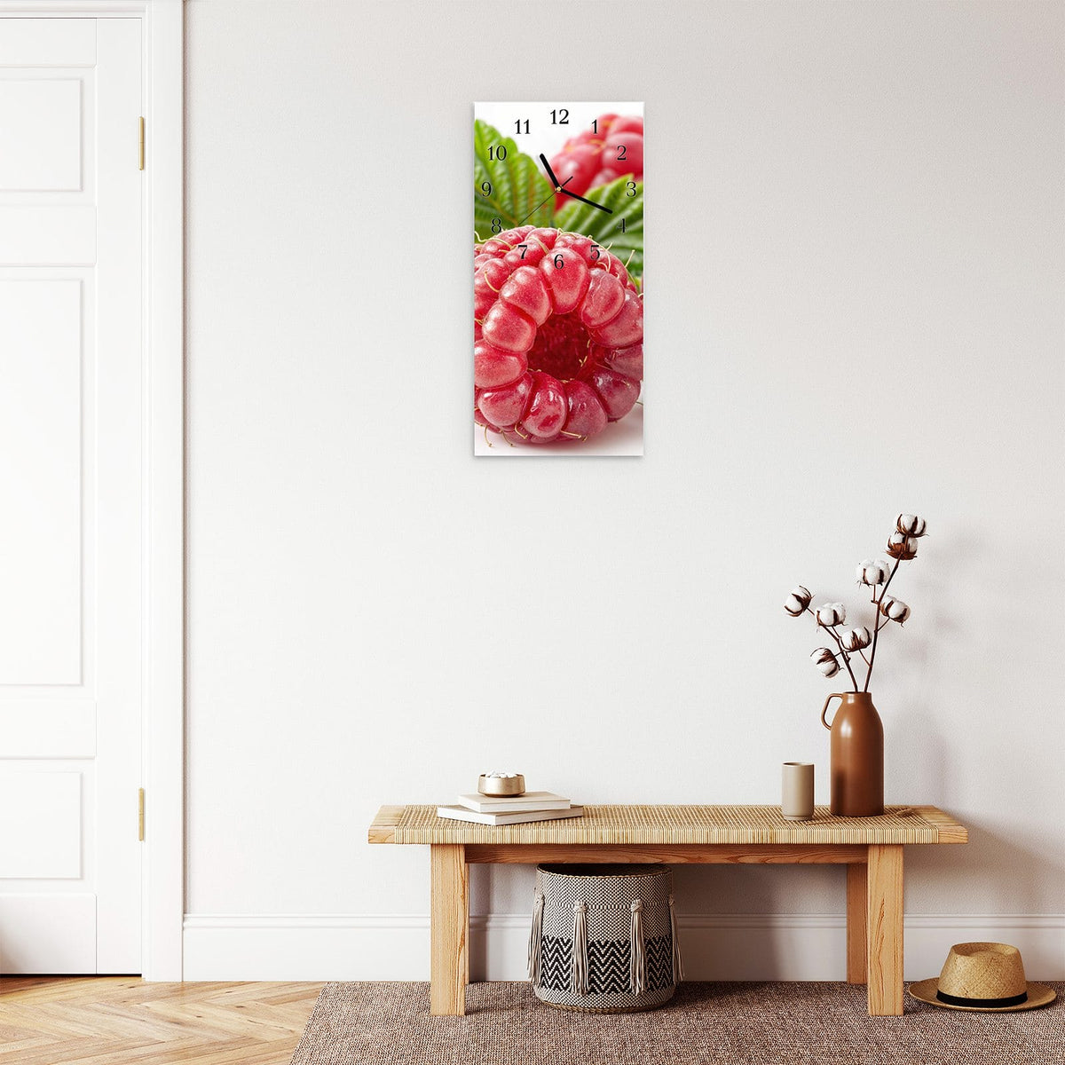 Moderne Wanduhr aus Glas mit Farbtiefe – Wanduhr Saftige Himbeeren Nah aus Glas – Hochformat 30 × 60 cm