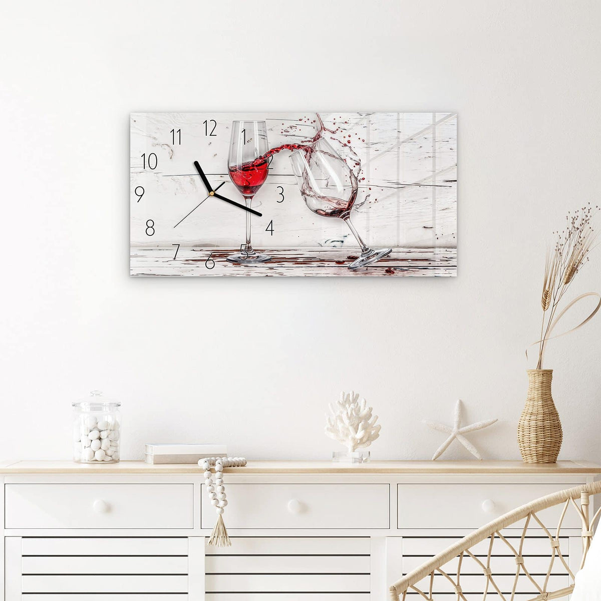 Wanduhr Fallende Rotweingläser aus Glas – Querformat 60 × 30 cm – Rotwein schwappt aus gekipptem Glas
